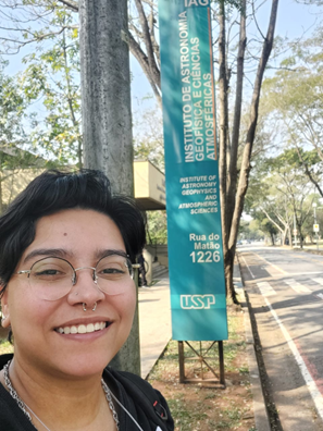Imagem 1 - Licenciada Nicoli Rocha Santos em frente ao IAG-USP