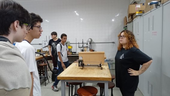 Imagem 14 – Licencianda em física Leticia explica experimento de física
