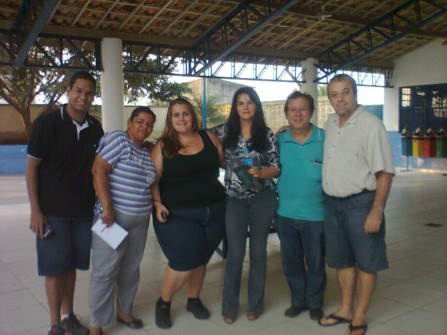 Alunos do IFSP-Caraguatatuba com o professor Ricardo no pátio da escola professora Edna