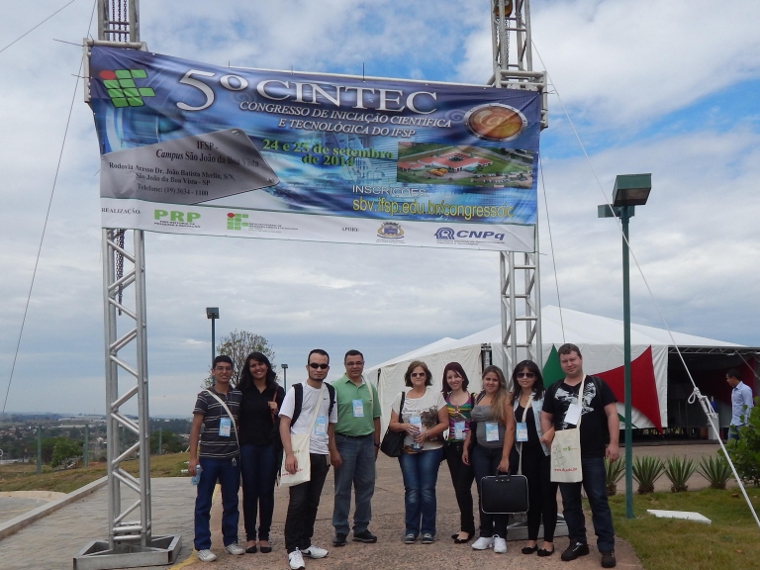 Alunos do IFSP-Caragutatuba acompanhados pelos Prof. Luis no 5º CINTEC
