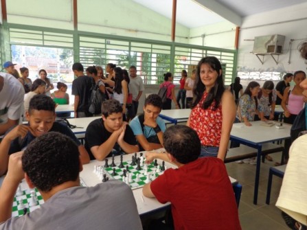 Estudantes jogando xadrez
