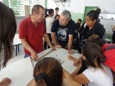Gilberto e Ricardo explicam o “tubo de anti-gravidade” para estudantes de ensino médio
