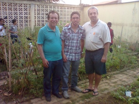 Gilberto Helton e Ricardo na horta da escola professora Edna