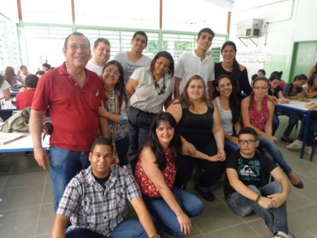 Grupo de estudantes do IFSP presentes na Escola Frúgoli
