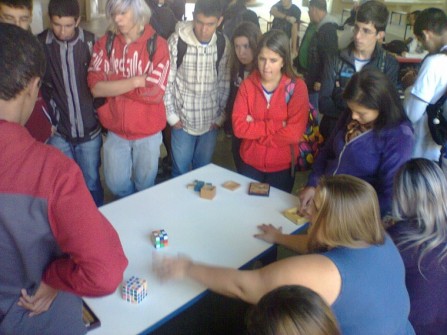 Licencianda Thays discute diversos tipos de jogos com os alunos presentes