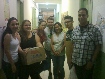 Professora Carla Antonia da Silva com estudantes do IFSP
