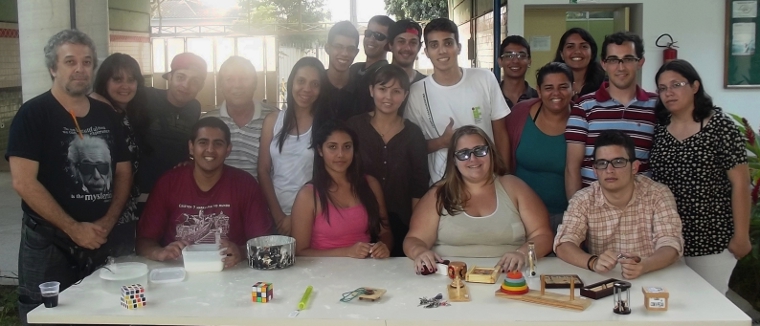Professor Ricardo e estudantes do IFSP que receberam os alunos da Escola Dr. Eduardo.