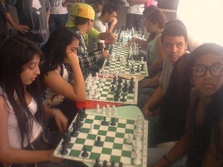 Alunos da Escola Avelino jogando xadrez
