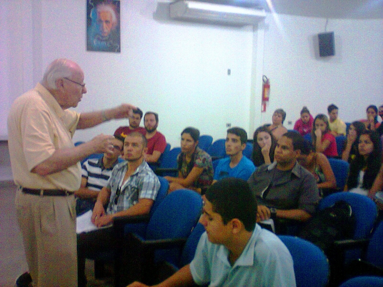 Professor Iuda Goldman durante sua apresentação.