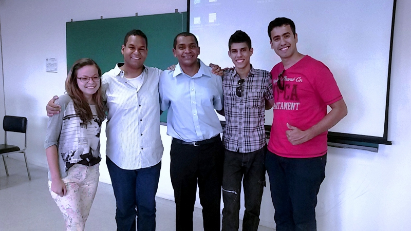 Professor Daniel ao centro junto com os Estudantes do IFSP.