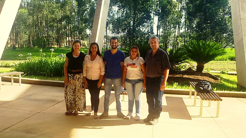 Pedagoga Rosemeire, alunos do IFSP Caraguatatuba e professor Ricardo no Núcleo de Formação de Professores da UFSCar