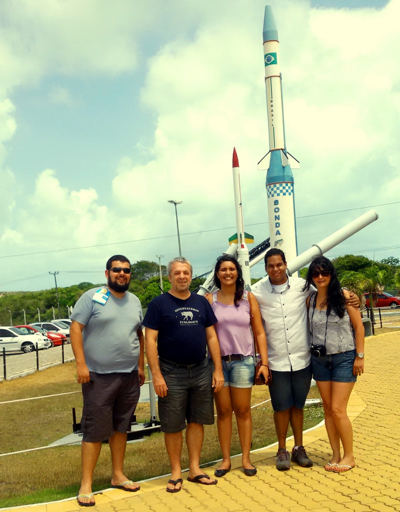 Professores e estudantes em visita ao Museu Aeroespacial