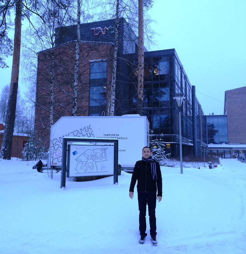 Professor Marcelo em frente à entrada da Tampere University of Applied Sciences