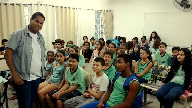 João Pereira Neto e alunos da Escola Edileusa