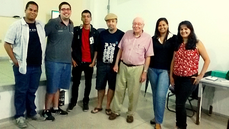Professores Iuda e Ricardo com bolsistas de extensão e de iniciação científica do IFSP