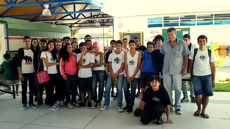 Professor Candido Moura juntamente com seus alunos, no pátio do IFSP