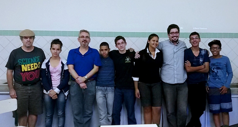 Foto 1 - Professores Ricardo e Alberto com estudantes do IFSP e da Escola de Topolandia