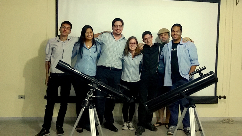 Equipe com os dois telescópios que foram apresentados ao público