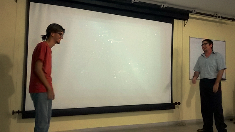 Lucas Conelian e um aluno do curso durante a apresentação de um programa de modelagem do céu noturno