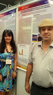 Adriana e professor Ricardo durante a apresentação de seu pôster