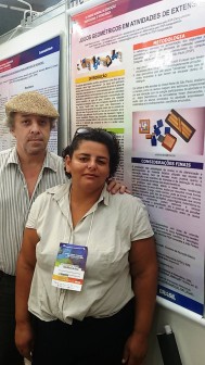 Professor Ricardo e Cintia durante a apresentação de seu pôster