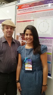 Professor Ricardo e Isabella durante a apresentação de seu pôster