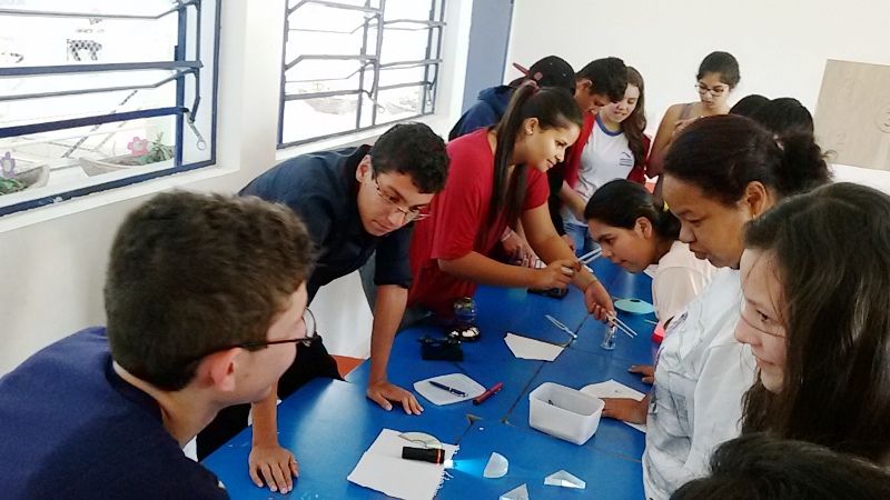 Foto 6 - Rafael, Derick e Ariane com experimentos de fisica