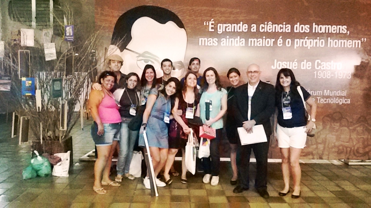 Membros do IFSP junto com o reitor Eduardo Antonio Modena