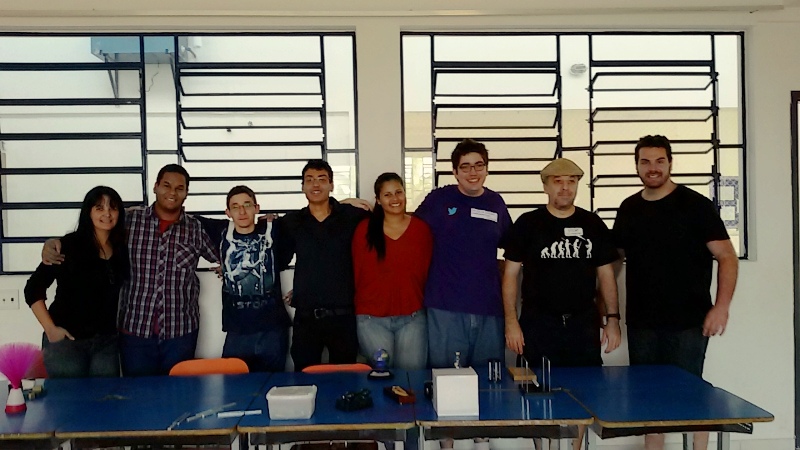 Estudantes do IFSP junto com professores Ricardo e Marcelo