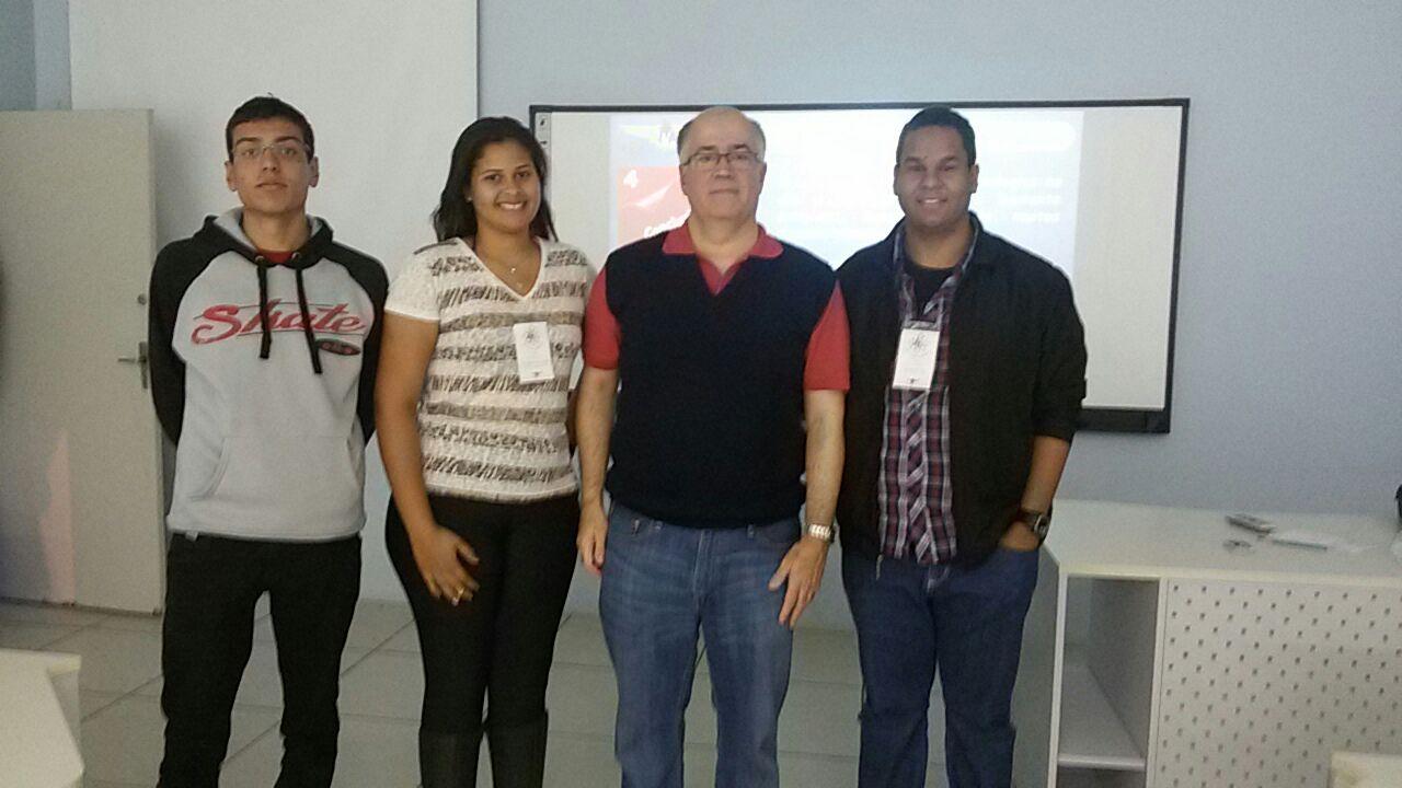 Prof. Dr. José Silvério Edmundo Germano juntamente com os alunos Dérick, Ariane e João.