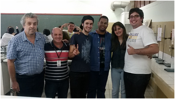 Professores Ricardo e Aparecido com estudantes do IFSP-Caraguatatuba