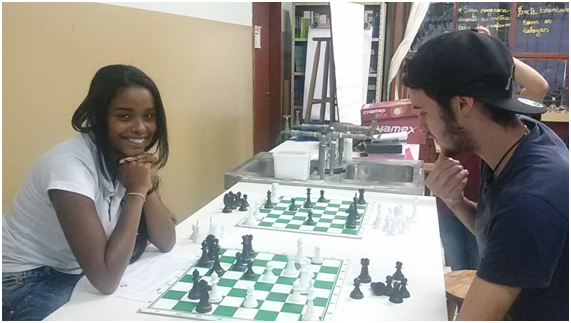 Aluna Rafaela jogando xadrez com Lucas Demetrio