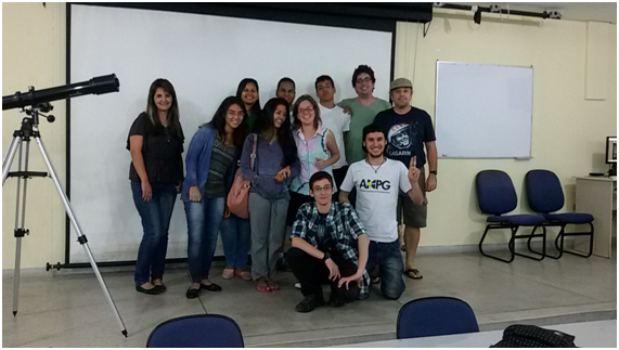 Professor Ricardo Plaza com estudantes que organizaram o cinedebate