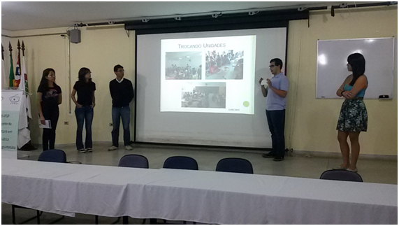 Professor Ricardo e estudantes universitários do IFSP que organizaram o cinedebate “Renato e Raul”
