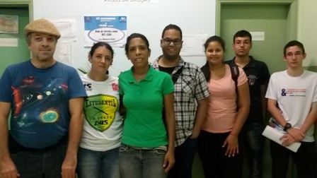 Professores Ricardo, Ana Paula e Adriana junto com estudantes do IFSP 