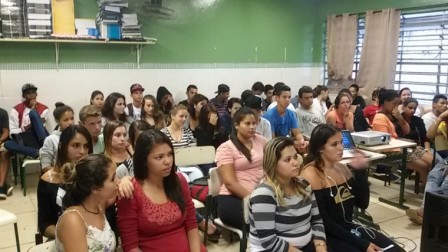 Estudantes da Escola Aurea participam do debate após a exibição do filme “Oblivion”