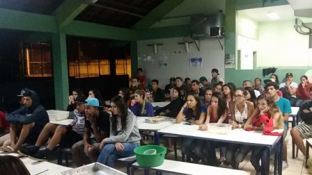 Estudantes da escola Aurea participam do debate após a exibição do filme “Viagem à Lua de Júpiter”