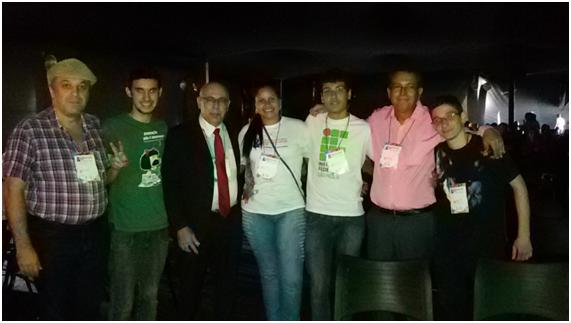 Professor Ricardo, Reitor Modena e Pró-Reitor Wilson junto com os estudantes do IFSP-Caraguatatuba