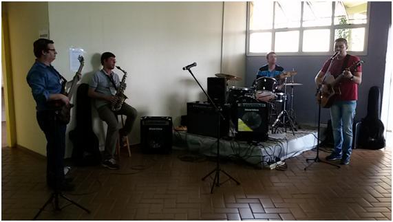 Professor Marcio Andrey Teixeira (primeiro à esquerda)e outros membros do IFSP Catanduva tocaram um pouco de rock