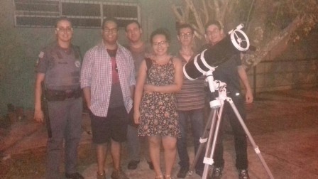 Bolsistas e outras pessoas presentes junto ao telescópio do IFSP-Caraguatatuba