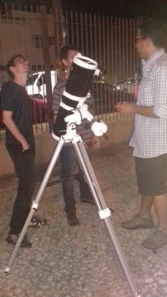 Telescópio montado para observar Júpiter