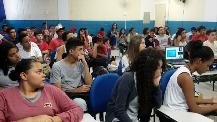 Alunos da escola Ruth Cardoso presentes durante as palestras