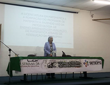 Professora Lourdes durante sua palestra