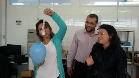 Jessica, Leandro e Marta com experimento de levitação eletromagnética