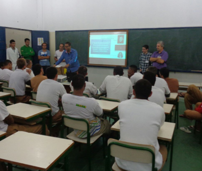 Bolsistas do IFSP explicam temas de cosmologia e astronomia para os detentos