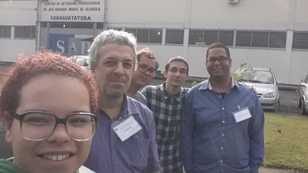 Professor Ricardo e bolsistas do IFSP em frente ao CDP