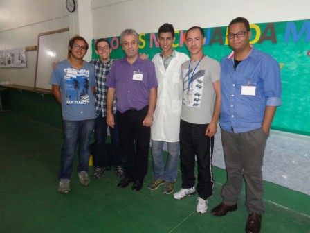 Professores Ricardo, Francisco e Paulo com bolsistas do IFSP no ambiente escolar do CDP