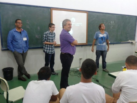 Bolsistas do IFSP e professor Ricardo esclarecem dúvidas sobre as apresentações