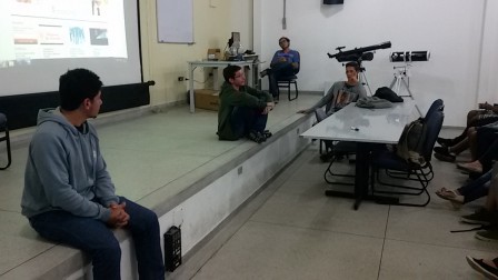 Bolsistas do IFSP explicam seus trabalhos acadêmicos aos alunos da Escola Alcides de Castro