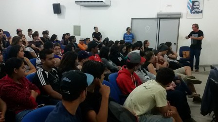 Professor Nelson expõe aos alunos a ideia de que o IFSP é um bom lugar para quem gosta de estudar